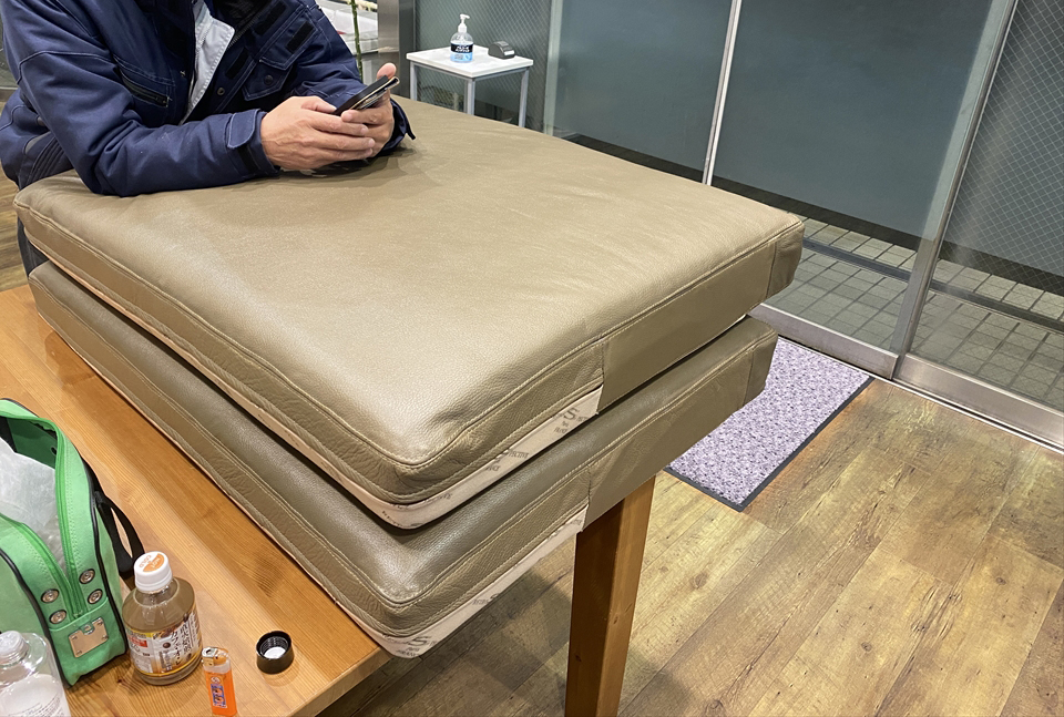 文京区マダム様から～　ドイツ製ソファ座面・一人掛け座面張替え