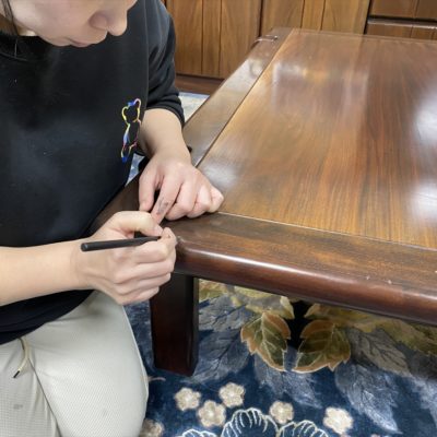 法人様応接室　ソファ肘部・テーブル剥離(タッチ塗装編)