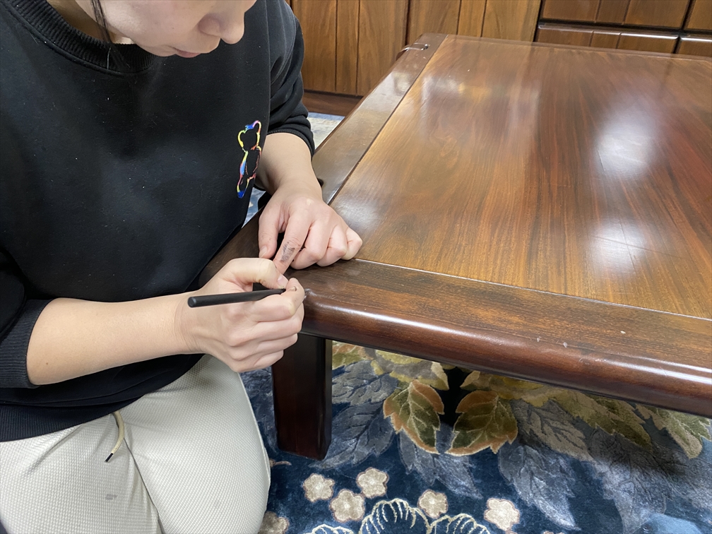 法人様応接室　ソファ肘部・テーブル剥離(タッチ塗装編)