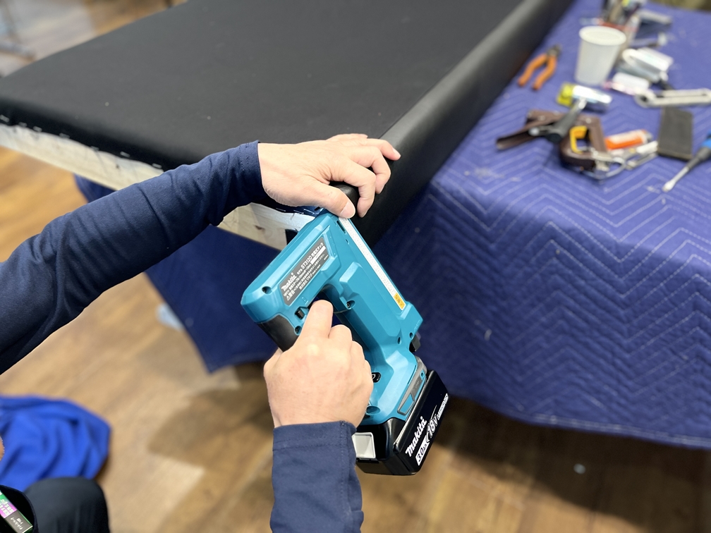 カッシーナ　コルビジュ　張替え作業中